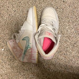 Size 7y so about 8 or 8 1/2 women’s